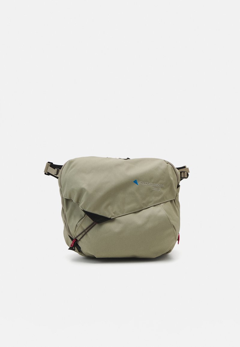 Klättermusen - GAUT MESSENGER BAG UNISEX - Sportväska - silver green, Förstora