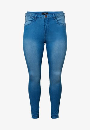 Dünne blaue Denim-Jeans mit leichter Ausbleichung, ausgestattet mit Vordertaschen, einem Reißverschluss und einem gebrandeten Bund. Glatte Textur insgesamt.