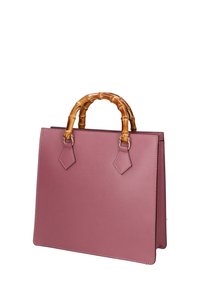 Roze leren handtas met een gestructureerde vorm. Voorzien van een ronde bamboehendel, diamanten accenten en zichtbare stiksels langs de randen.