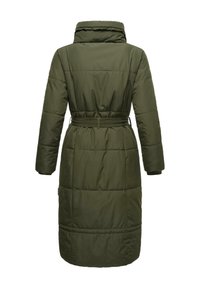 Doudoune olive verte avec un col haut, des manches longues, une taille ceinturée et une texture matelassée, présentant un design de longueur intermédiaire et des poches latérales.