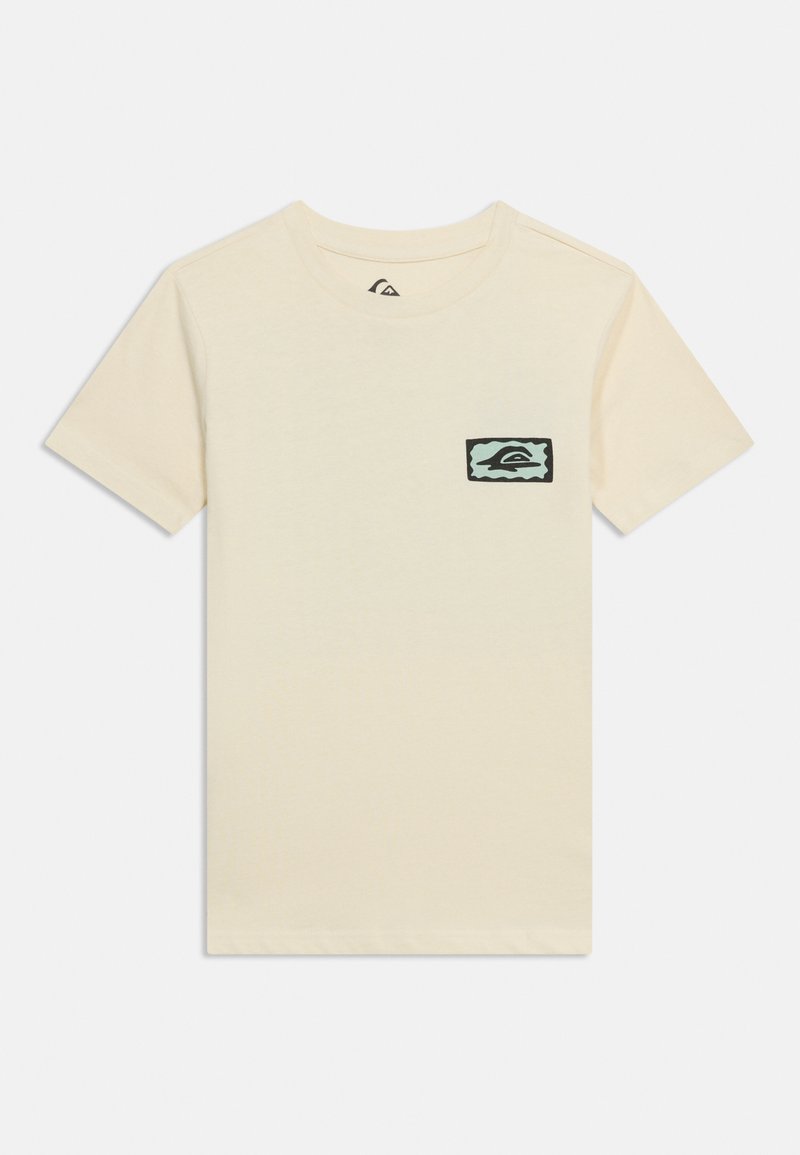 Μπεζ κοντομάνικο μπλουζάκι με μικρό ορθογώνιο μαύρο και γαλάζιο σχέδιο στο αριστερό στήθος που απεικονίζει ένα κύμα και ένα λογότυπο βουνού.