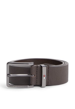 Brauner Ledergürtel mit silberner Metallschnalle und Schlaufe, mit kleinem Tommy Hilfiger-Logo auf der Schlaufe und Markennamen auf der Schnalle.