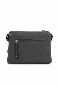 Grå perforerad lädercrossbody-väska med en framficka med dragkedja. Har justerbar rem och en slät yta, kompakt rektangulär form.