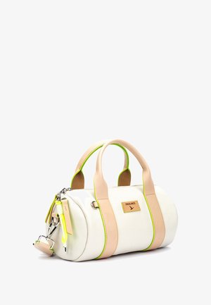 Sac à main en cuir blanc avec des accents beige, des bords vert fluo et des poignées supérieures. Équipé d'un fermoir en métal et d'une étiquette de logo de la marque.