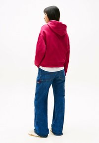 Tommy Jeans BADGE HOODIE - Felpa - brilliant berry