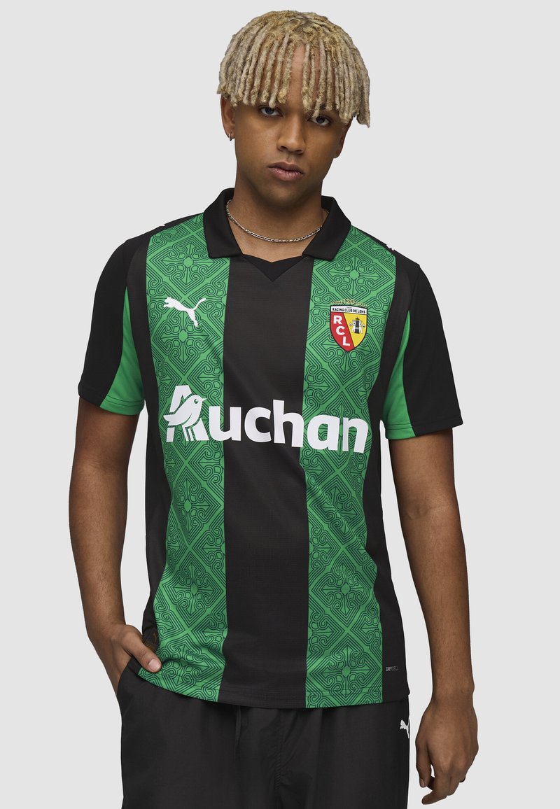 Čierny a zelený športový dres Puma s zložitým zeleným vzorom, krátke rukávy, výstrih do V, biele logo a značka na hrudi.