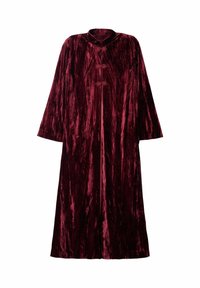 Robe longue en velours bordeaux avec une coupe droite, dotée de larges manches et de fermetures à nœud traditionnelles à l'avant. Surface lisse et texturée.