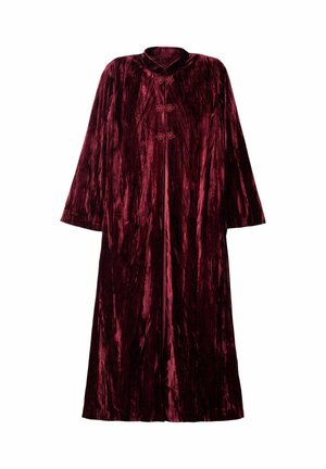 Robe longue en velours bordeaux avec une coupe droite, dotée de larges manches et de fermetures à nœud traditionnelles à l'avant. Surface lisse et texturée.