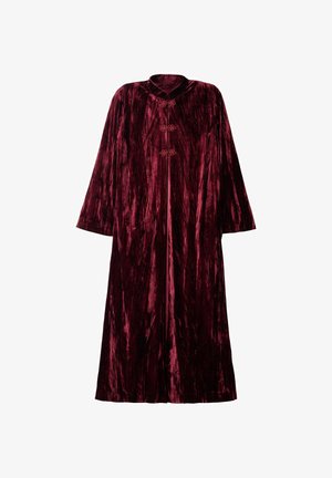 Robe longue en velours bordeaux avec une coupe droite, dotée de larges manches et de fermetures à nœud traditionnelles à l'avant. Surface lisse et texturée.
