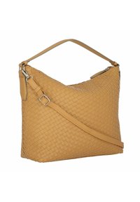 Borsa a spalla in pelle intrecciata gialla senape con finitura testurizzata; presenta un manico superiore e una tracolla regolabile.