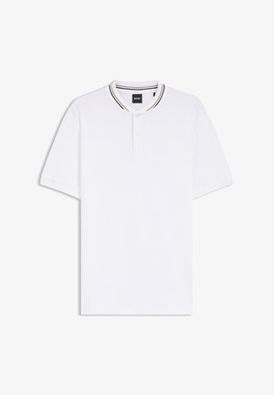 Tricou polo alb cu mâneci scurte, cu doi nasturi, guler cu dungi negre, albe și aurii, striat, și o etichetă mică "BOSS" în interiorul gulerului.