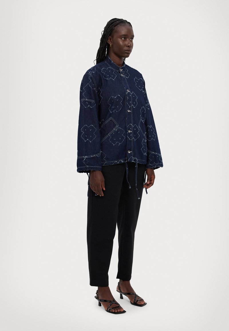 Henrik Vibskov SMILEY JACKET - Džínová bunda - dark needle punch