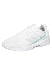 Zapatilla deportiva blanca con parte superior de malla, diseño con cordones, tres franjas grises en el lateral y un acento verde claro. Suela acolchada para mayor comodidad.