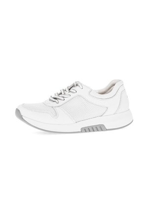 Scarpa atletica bianca realizzata in pelle e rete. Punta arrotondata, chiusura con lacci, colletto imbottito e accenti grigi testurizzati sulla suola.
