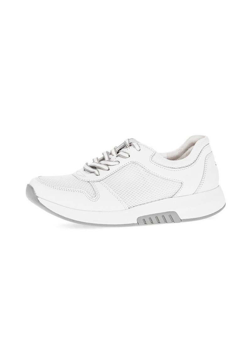 Scarpa atletica bianca realizzata in pelle e rete. Punta arrotondata, chiusura con lacci, colletto imbottito e accenti grigi testurizzati sulla suola.