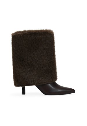 Botín marrón hasta el tobillo con punta afilada, que presenta un superior de piel sintética y un elegante tacón de cuero. Un acento texturizado añade dimensión al diseño.
