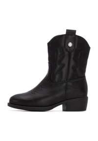 Bota de vaquero de cuero negro con un tacón bajo y cuadrado, costuras en zigzag en el eje y una tira de agarre en la parte trasera. Acentos de herrajes plateados.