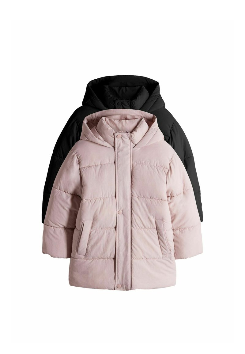 To hoodie-pufferjakker, en lys pink foran og en sort bagved, vist mod en hvid baggrund.