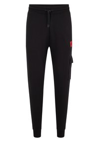 Zwarte joggingbroek met elastische tailleband, verstelbare trekkoord, zijzak met klep en rode logo patch. Hoge kwaliteit stof, taps toelopend design.