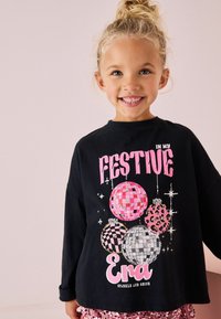 Fekete, hosszú ujjú póló színes diszkógömb grafikával és a "FESTIVE IN MY ERA" felirattal. Puha anyag, laza fazon.