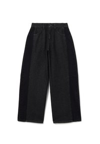 Pantalones de mezclilla negros de pierna ancha con paneles laterales oscuros contrastantes. Presentan un cierre de botón tradicional y diseño de cinco bolsillos.