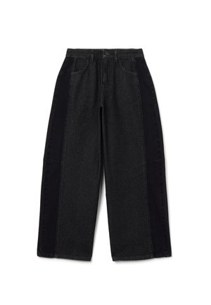 Pantalones de mezclilla negros de pierna ancha con paneles laterales oscuros contrastantes. Presentan un cierre de botón tradicional y diseño de cinco bolsillos.