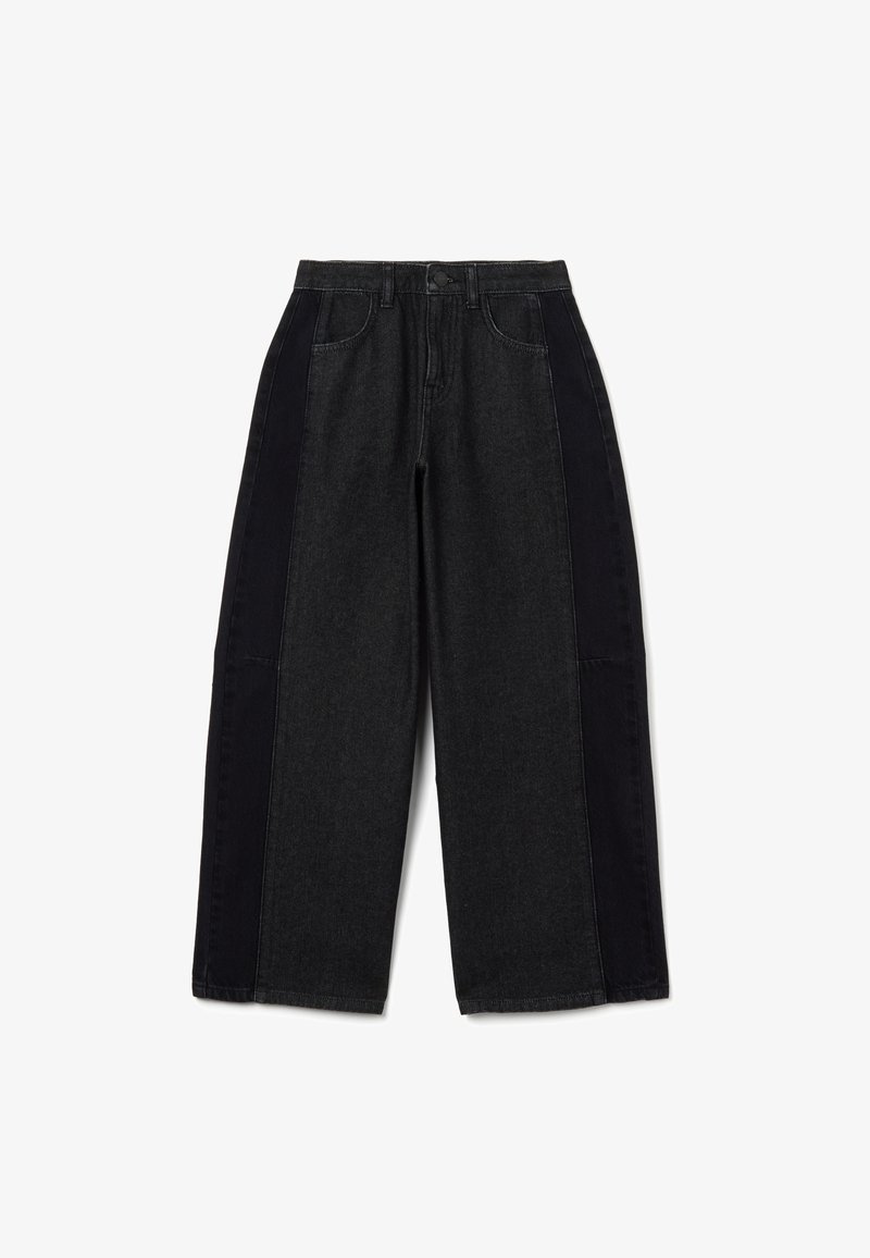 Pantalones de mezclilla negros de pierna ancha con paneles laterales oscuros contrastantes. Presentan un cierre de botón tradicional y diseño de cinco bolsillos.