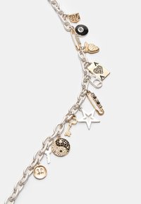 Bracciale in argento con vari ciondoli: yin-yang oro e nero, carta da gioco, fragola, chiave, stella e palla da biliardo con il numero otto.