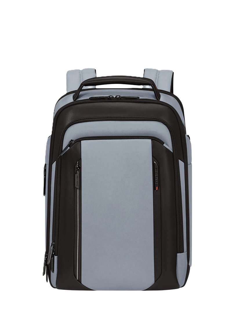 Zaino grigio e nero in tessuto resistente, con molteplici cerniere, spallacci imbottiti e design strutturato rettangolare.