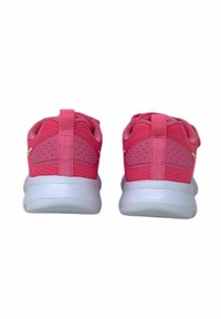 Scarpe da ginnastica rosa con parte superiore in rete, suola in gomma a contrasto, linguetta sul tallone e dettagli perforati sui lati.