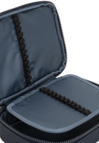 Kompatkt rektangulär förvaringsväska i mörkblått tyg, med zip-stängning och elastiska öglor för att säkra små föremål inuti.