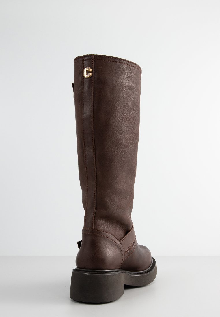 Stivale in pelle marrone fino al ginocchio con punta rotonda, tacco basso e décor laterale con hardware decorativo caratterizzato da un emblema circolare.