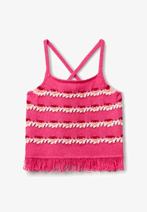 Roze gebreide crop top met kruislingse banden, met horizontale strepen in wit en oranje, afgewerkt met een franjerand.