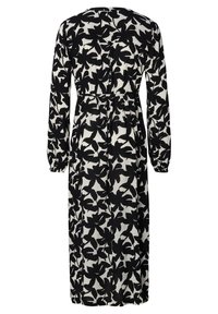 Middellange jurk met lange mouwen en zwart bloemenpatroon op een witte achtergrond, getailleerde taille en gathered manchetten.