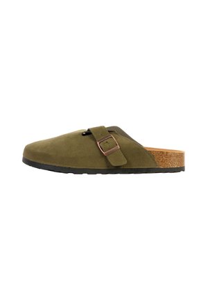 Sabot en daim vert olive à enfiler avec bride réglable à boucle, semelle intérieure en liège et semelle extérieure en caoutchouc noir, présenté de profil.