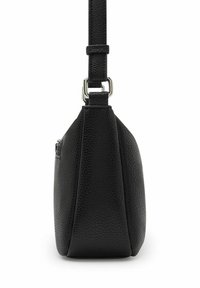 Schwarze Lederhandtasche mit strukturiertem Außendesign. Verfügt über eine schlanke, schräg geschnittene Form und einen abnehmbaren Tragenriemen mit silbernen Hardware-Details.