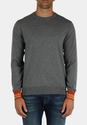 Maglione grigio a maniche lunghe realizzato in un materiale morbido, con polsini a righe arancioni e un piccolo logo sul petto.