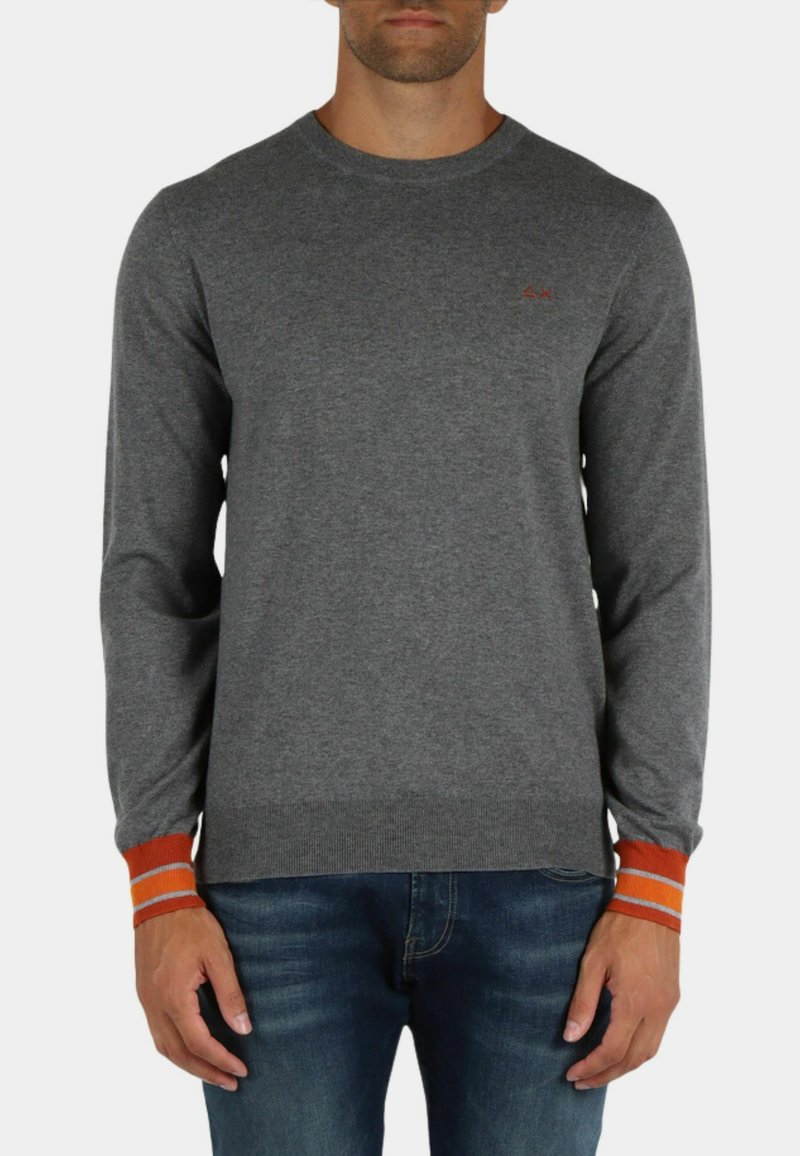 Maglione grigio a maniche lunghe realizzato in un materiale morbido, con polsini a righe arancioni e un piccolo logo sul petto.