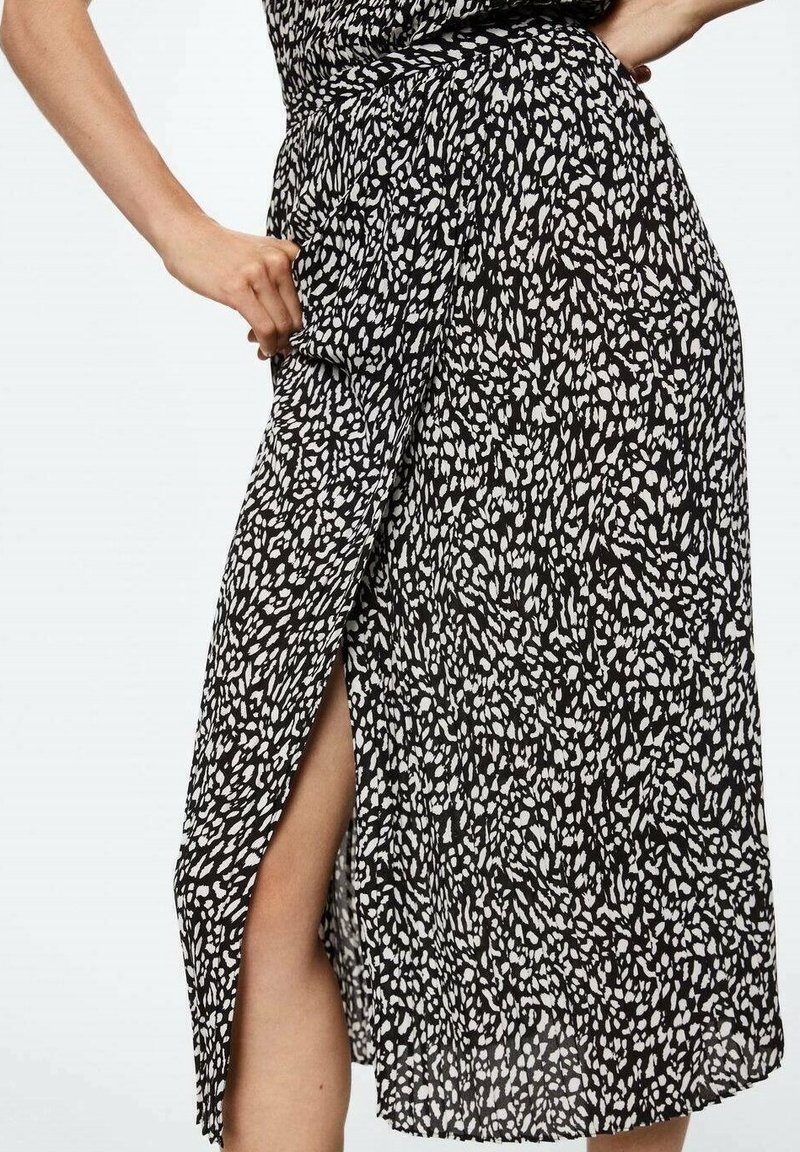 Černobílá tištěná zavinovací sukně s bočním rozparem, vyrobená z lehkého materiálu, s texturovaným vzorem a výrazným pasem.