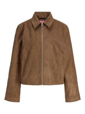 Pruun seemisnahast jakk, millel on pikad varrukad, terav krae ja ees hõbedane lukk, näidatud valgel taustal.