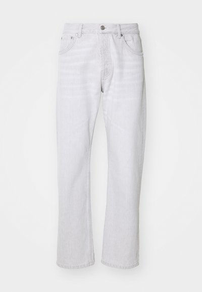 Jeans de denim cinza claro com um corte de perna reta, cinco bolsos e fecho com botão de metal. O tecido tem uma textura suave e um desbotamento sutil.