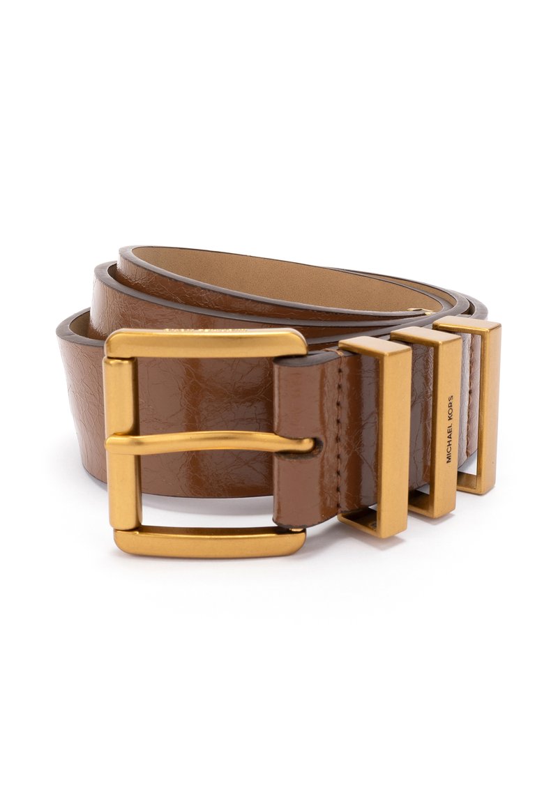 Een brown leren riem met een glanzende gouden metalen gesp, voorzien van een gestructureerde afwerking en meerdere rechthoekige accenten nabij de gesp.