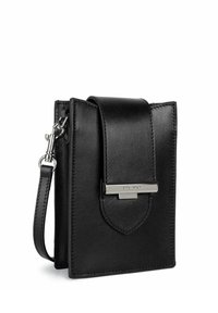 Sac bandoulière en cuir noir avec une fermeture à rabat et des accessoires en métal argenté. Équipé d'une bandoulière amovible et d'une texture lisse.