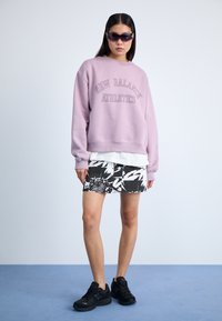 New Balance GRAPHIC CREW - Melegítőfelső - ice wine