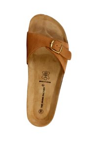 Tan leren slide slipper met een enkele band en een gouden gesp. Geprofileerde inlegzool, minimalistisch ontwerp en gebrandmerkt met 'The Divine Factory.'