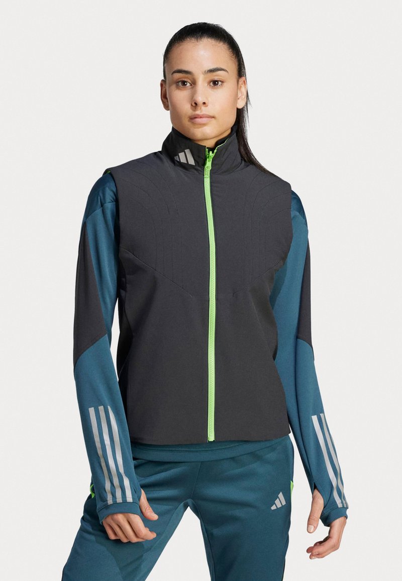 Sportjack met ritssluiting in een zwart en teal ontwerp, met een gestructureerde stof, opvallende verticale lijnen en een felgroene ritsaccent.