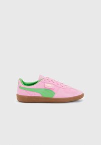Lågprofil sneakers med övre del i rosa mocka, grön Puma-stripe, grön inredning och brun gummisula.