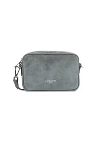 Borsa a tracolla rettangolare in suede grigia con dettagli in argento e logo "Lancaster Paris" sul davanti.