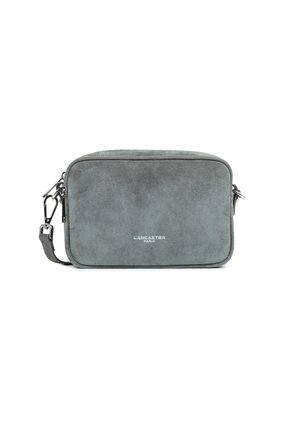 Borsa a tracolla rettangolare in suede grigia con dettagli in argento e logo "Lancaster Paris" sul davanti.