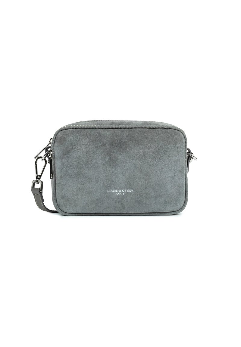 Borsa a tracolla rettangolare in suede grigia con dettagli in argento e logo "Lancaster Paris" sul davanti.
